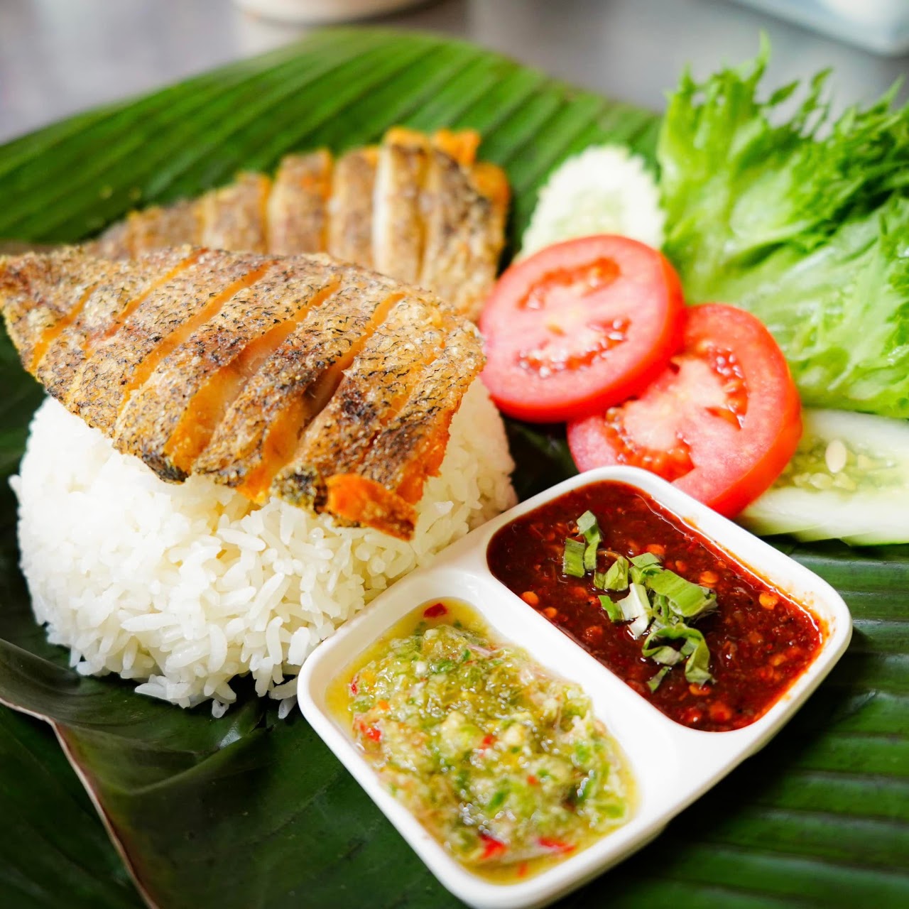 ข้าวปลาทอดน้ำปลาคู่สองน้ำจิ้ม
