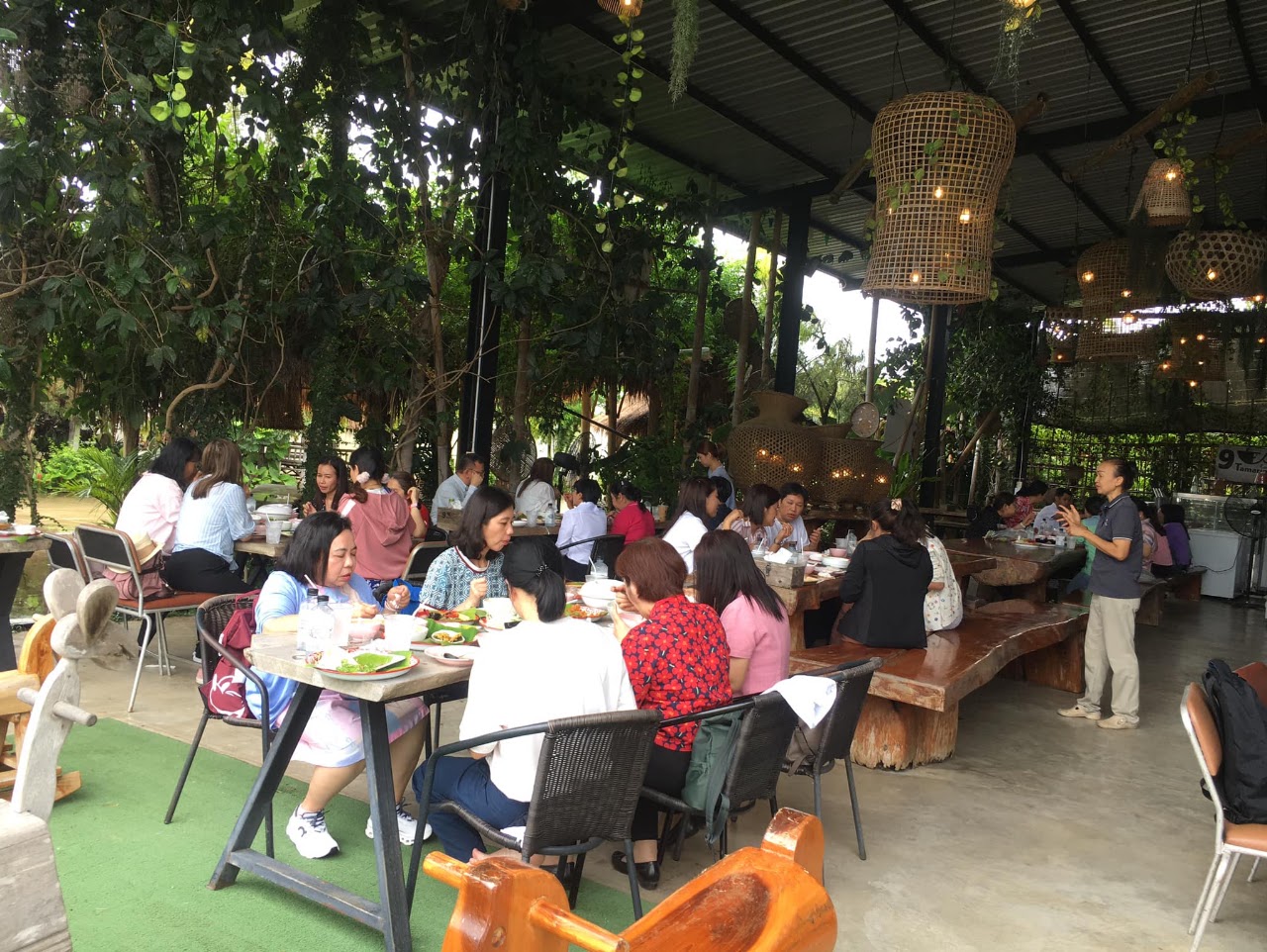 ที่นั่งโอเพ่นแอร์รับลมธรรมชาติกลางสวนเกษตร