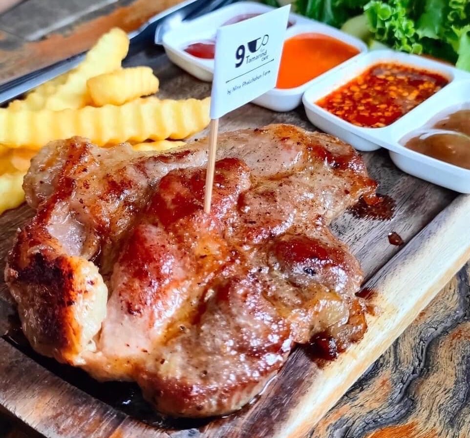 สเต๊กหมูพริกไทยดำปักธง 9 Tamarind CAFE